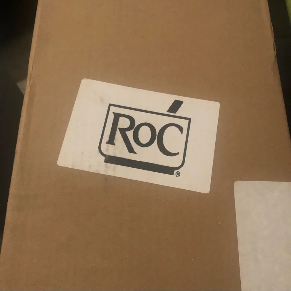 Roc display shelves NWT